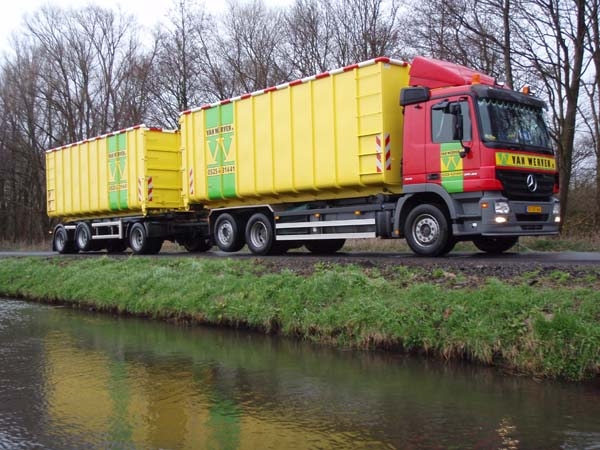 vrachtwagen containerauto met containeraanhanger